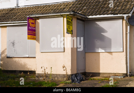 Repossessed Doppelhaushälfte Haus zum Verkauf Versteigerung in South Wales UK Stockfoto