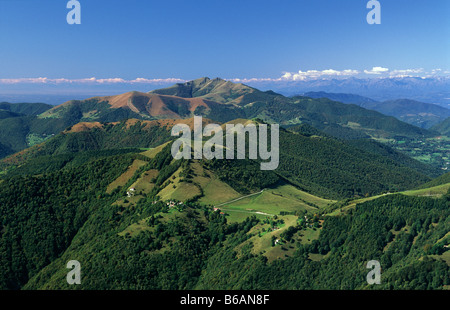 Ansicht des Monte Generoso an der Schweizer Grenze von Monte Tremezzo, Lombardei, Italien. Stockfoto