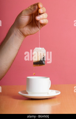 Mann hält Beutel Tee Tasse, Nahaufnahme Stockfoto