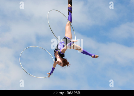 Welt Buskers Festival 2008 - akrobatischen Truppe Sicherung Stockfoto