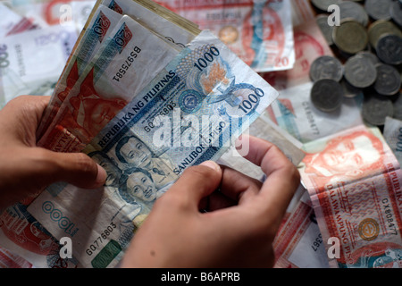 Philippine Peso-Banknoten und-Münzen werden in Manila angezeigt. Stockfoto