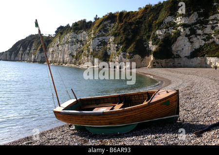 Boot auf den Strand und weißen Klippen am Bier, in der Nähe von Seaton, in Devon, England, UK. Stockfoto