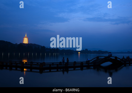 Leifeng Pagode in West-See bei Nacht Hangzhou Zhejiang Provinz Stockfoto