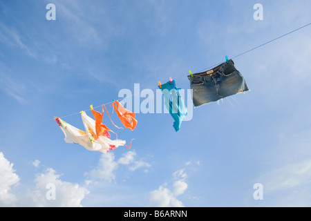 Klamotten auf Seil Stockfoto