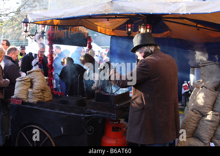 Gebratene Kastanien Stand auf Weihnachtsmarkt Lincoln, Lincoln, England, U.K Stockfoto