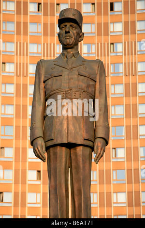 Statue von französischer General und Präsident Charles de Gaulle (1890-1970) vor dem Kosmos Hotel (1979) in Moskau, Russland Stockfoto