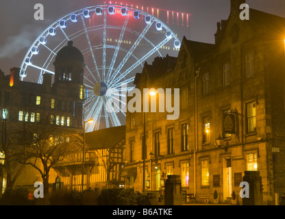 Das große Rad Exchange Square Manchester England von der Kathedrale am frühen Abend winter Stockfoto