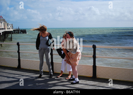 Schön windig und sonnig Tag in Worthing zu Fuß entlang der Strandpromenade und am Pier, West Sussex, England Südküste Stockfoto