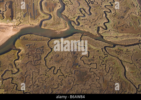 Aerial Landschaft zeigt der Gezeitenzone von Bächen und Salzwiesen zwischen Toynbee und Blakeney an der Nordküste Norfolk Stockfoto