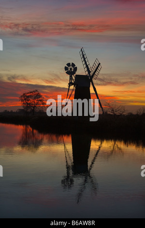 Turf Fen Entwässerung Mühle am Fluss-Ant at wie Hill Norfolk Broads in einem Winter Sonnenuntergang Stockfoto