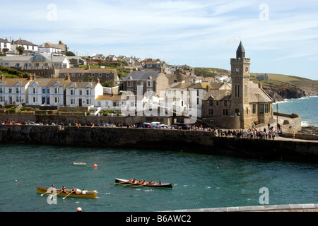 Cornish pilot Gigs im Hafen von Porthleven während ein Gig-Rennen, Cornwall, England, Großbritannien, Vereinigtes Königreich. Stockfoto