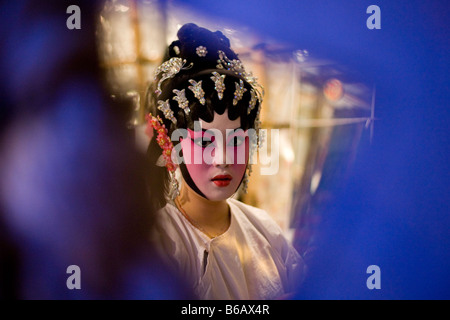 Ein Darsteller der chinesischen Oper wartet hinteren der Bühne in Shek O, Hong Kong, China Stockfoto