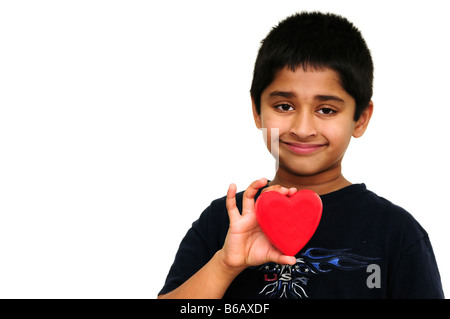 Hübscher Junge indische Junge hält ein rotes Herz Stockfoto