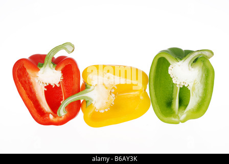 HALBIERTE ROTE GELBE UND GRÜNE PAPRIKASCHOTEN AUF WEIßEM HINTERGRUND Stockfoto