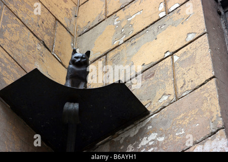 Elissey Katze Skulptur an der Fassade des Elisseeff Emporium, St. Petersburg Stockfoto