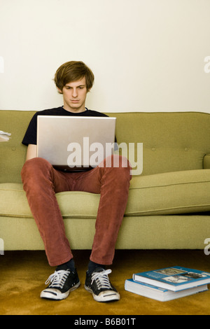 junger Mann im Wohnzimmer Stockfoto