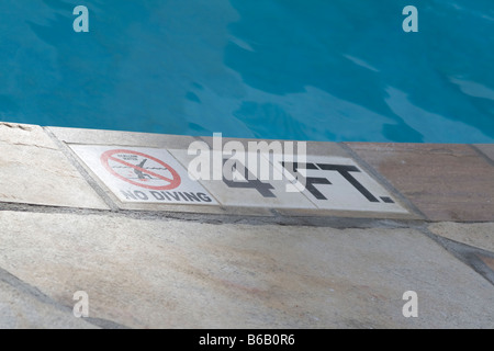 keine Tauchen Flachwasser-Notiz am Rand des Pools Stockfoto