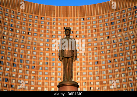 Statue von französischer General und Präsident Charles de Gaulle (1890-1970) vor dem Kosmos Hotel (1979) in Moskau, Russland Stockfoto