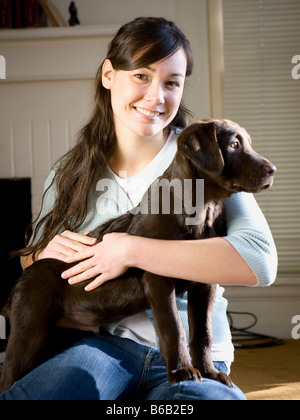 Frau und Hund im Wohnzimmer Stockfoto