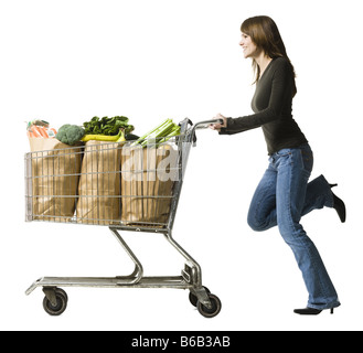 Frau einen Einkaufswagen schieben Stockfoto