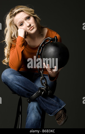 Frau mit einem Ball und Kette Stockfoto