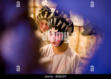 Darsteller der chinesischen Oper warten hinteren der Bühne in Shek O, Hong Kong, China Stockfoto