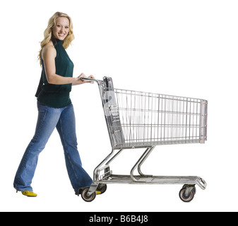 Frau einen Einkaufswagen schieben Stockfoto