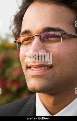 Nahaufnahme von indischer Geschäftsmann in Brillen Stockfoto