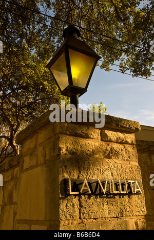 La Villita Steinmauer Eingang Zeichen Straßenlaterne historische Kunst Dorf San Antonio Texas tx touristische Attraktion Einkaufsviertel Stockfoto