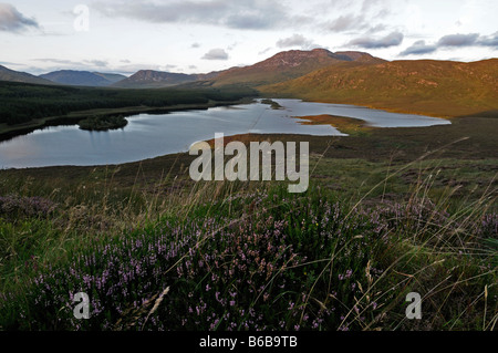 Bencullagh Lough See Nahillion Connemara Nationalpark Galway West Irland Sonnenuntergang Himmel leuchten zwölf Stifte Benna beola Stockfoto