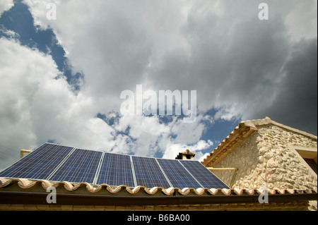 Photovoltaik-Paneele montiert auf Dach in Spanien Stockfoto