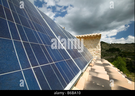 Photovoltaik-Paneele montiert auf Dach in Spanien Stockfoto