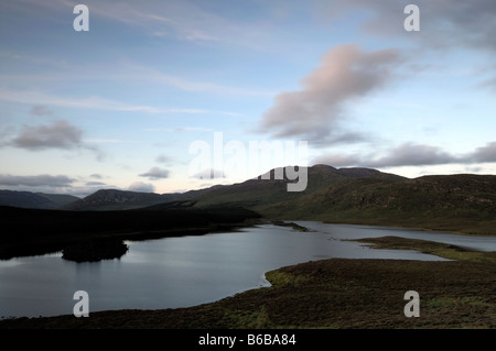 Bencullagh Lough See Nahillion Connemara Nationalpark Galway West Irland Sonnenuntergang Himmel leuchten zwölf Stifte Benna beola Stockfoto