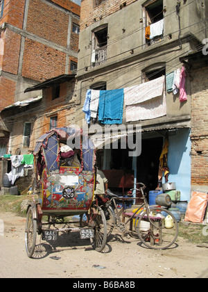 Rikscha und Fahrrad geparkt vor einem Haus im Chhetrapati Bereich der Bagmati, Himalaya, Nepal, Kathmandu, Zentralasien Stockfoto