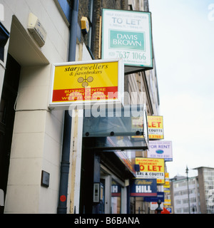 Zeichen, die auf Eigenschaften in Hatton Garden Leder Lane Bereich London England UK KATHY DEWITT lassen Stockfoto