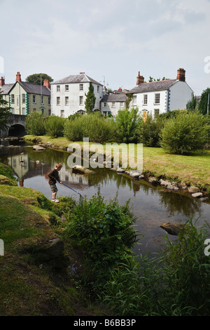 Junge, Fischen im Fluss Kilbroney Fairy Glen, Rostrevor, County Down, Nordirland Stockfoto