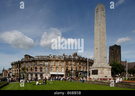 Harrogate Kenotaph War Memorial vom sechsten Earl of Harewood 1923 der Turm von St. Peter s Kirche North Yorkshire UK Stockfoto