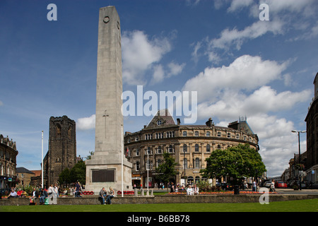 Harrogate Kenotaph War Memorial vom sechsten Earl of Harewood 1923 der Turm von St. Peter s Kirche North Yorkshire UK Stockfoto