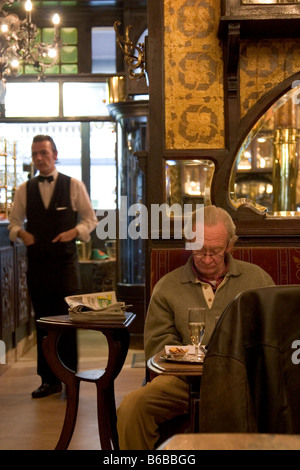 Einsamer Einzelkunde lesen, trinken, sitzen in der Cafe-Bar "Le Cirio", Brüssel, Belgien 2007. WWW.OLIVER-KNIGHT.BLOGSPOT.COM Stockfoto