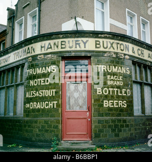 Außenansicht des Truman Hanbury Buxton Bier Ale Stout Schildes vor Golf Truman's Pub in der Edward Row, Walthamstow, London, England, Großbritannien KATHY DEWITT Stockfoto