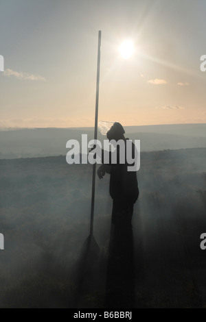 Ein Immobilien-Arbeitnehmers, brennende Heather auf der York Moors welche Hilfsmittel bei Verjüngung Stockfoto