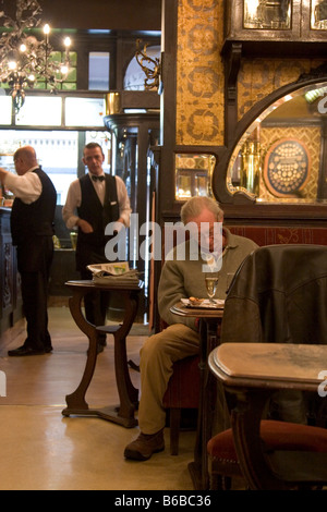 Einsamer Einzelkunde lesen, trinken, sitzen in der Cafe-Bar "Le Cirio", Brüssel, Belgien 2007. WWW.OLIVER-KNIGHT.BLOGSPOT.COM Stockfoto