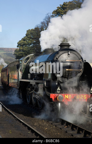 Grosmont Station Plattform - 1930 s Klasse S 15 Maunsell 4-6-0 Güterzug Lokomotive design Ex SR 825 (BR 30825). North Yorkshire Moors Railway, Großbritannien Stockfoto