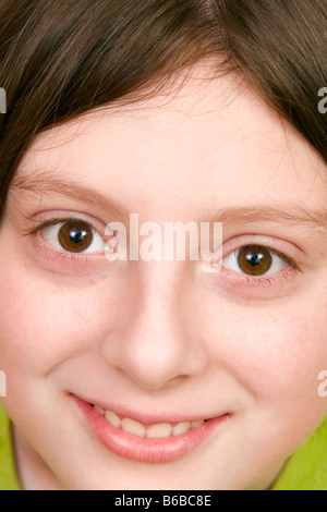 Lächelndes Mädchen 14 Jahre mit dunklem Haar Stockfoto