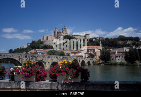 Kathedrale St. Nazaire und Pont Vieux, Bezieres, Languedoc, Frankreich Stockfoto