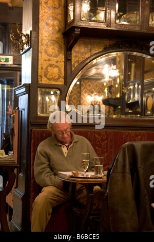 Einsamer Einzelkunde lesen, trinken, sitzen in der Cafe-Bar "Le Cirio", Brüssel, Belgien 2007. WWW.OLIVER-KNIGHT.BLOGSPOT.COM Stockfoto