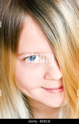 Faire Mädchenakt 11 Jahre mit blauen Augen Stockfoto