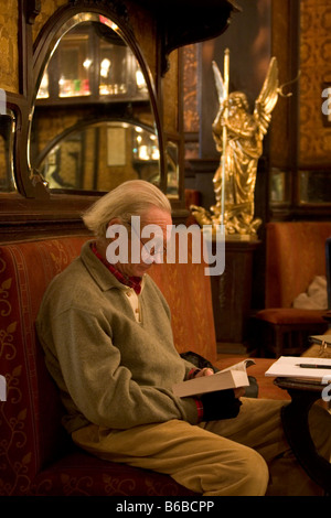 Einsamer Einzelkunde lesen, trinken, sitzen in der Cafe-Bar "Le Cirio", Brüssel, Belgien 2007. WWW.OLIVER-KNIGHT.BLOGSPOT.COM Stockfoto