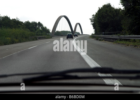 Verkehr auf der Autobahn 3 überqueren die Rhein-Herne-Kanal, Nordrhein-Westfalen, Deutschland. Stockfoto