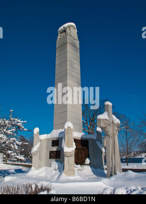 Fredericton New Brunswick Kenotaph mit Abstauben der Winterschnee drauf mit einem tiefblauen Winterhimmel Stockfoto